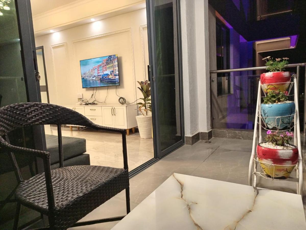 Stayrest Safari Tours New 3 Bedroom Apartments In Kilimani Nairobi With Rooftop Pool Eksteriør billede