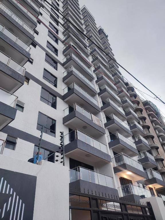 Stayrest Safari Tours New 3 Bedroom Apartments In Kilimani Nairobi With Rooftop Pool Eksteriør billede
